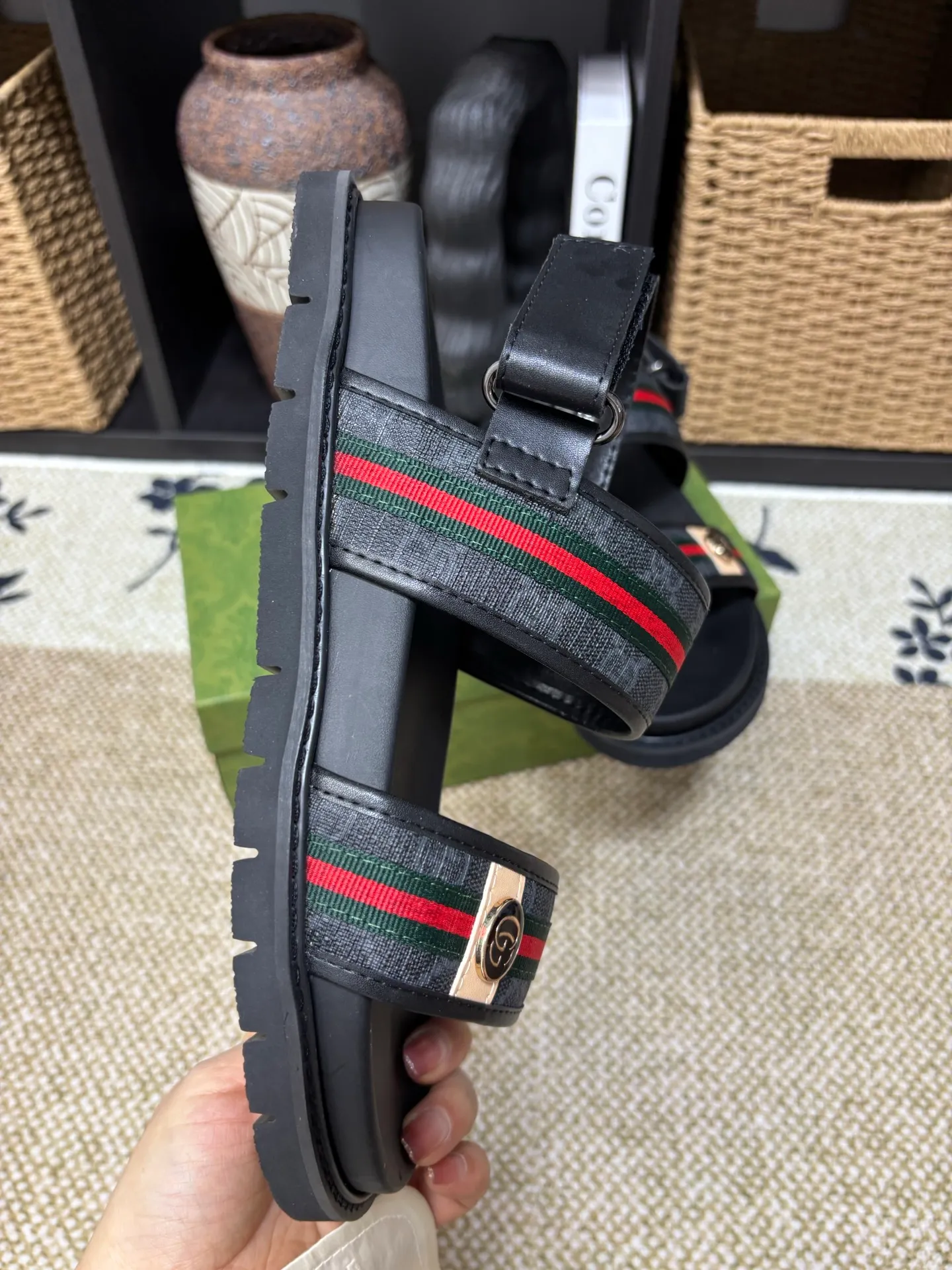 Factory 💰 300 yuan Gucci slippers] high-end men's shoes brand official website 1:1 latest masterpiece: original mold customization, the fabric is made of imported original materials, upgraded outsole, lighter and non-slip. The market's top quality, simple yet tasteful, a must-have for fashionistas, fashionable at your feet, full of confidence, the same style at the counter 👍The season of summer slippers is here. Code: 38-45 (45 customized)
